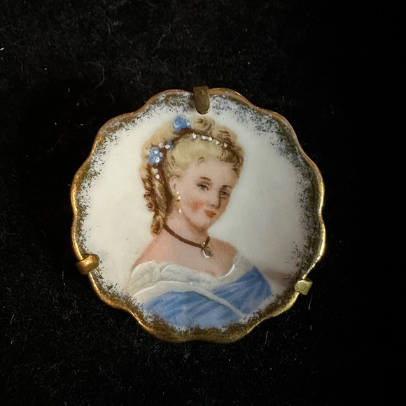 Jewelry - Elegant Gold and Blue Cameo Brooch/Limoges